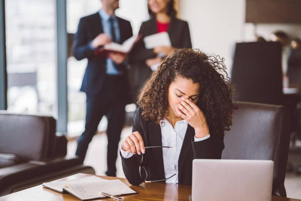 التنمر الوظيفي: تعريفه، أنواعه، طرق التعامل معه، أمثلة عليه